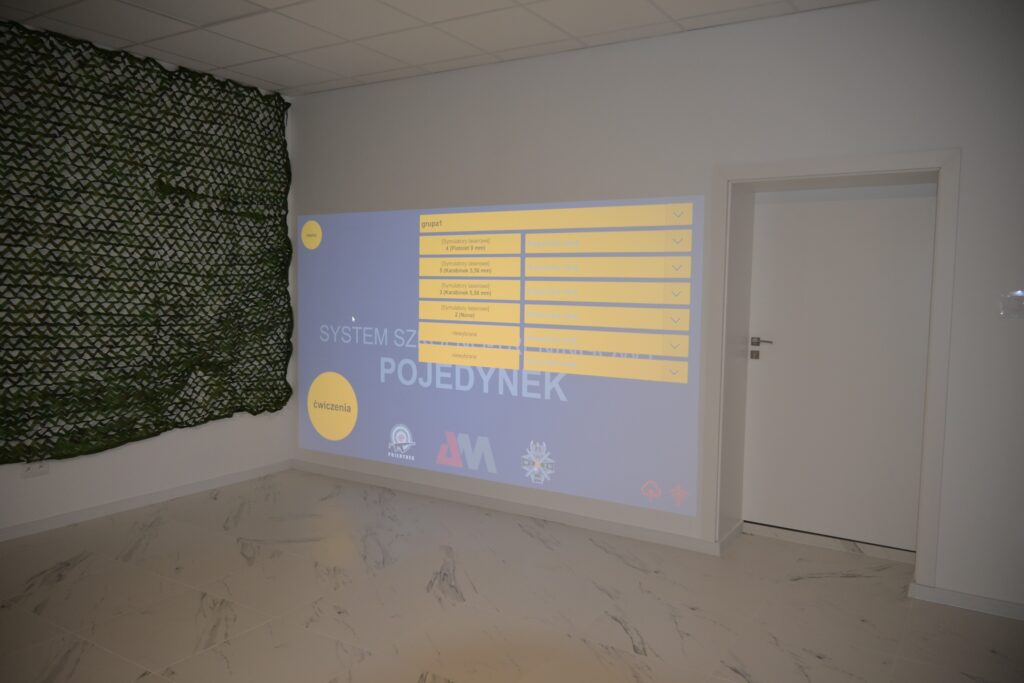 Wirtualna strzelnica w Gminnej Bibliotece Publicznej w Oporowie. System szkolno-treningowy POJEDYNEK. Autocomp Management.