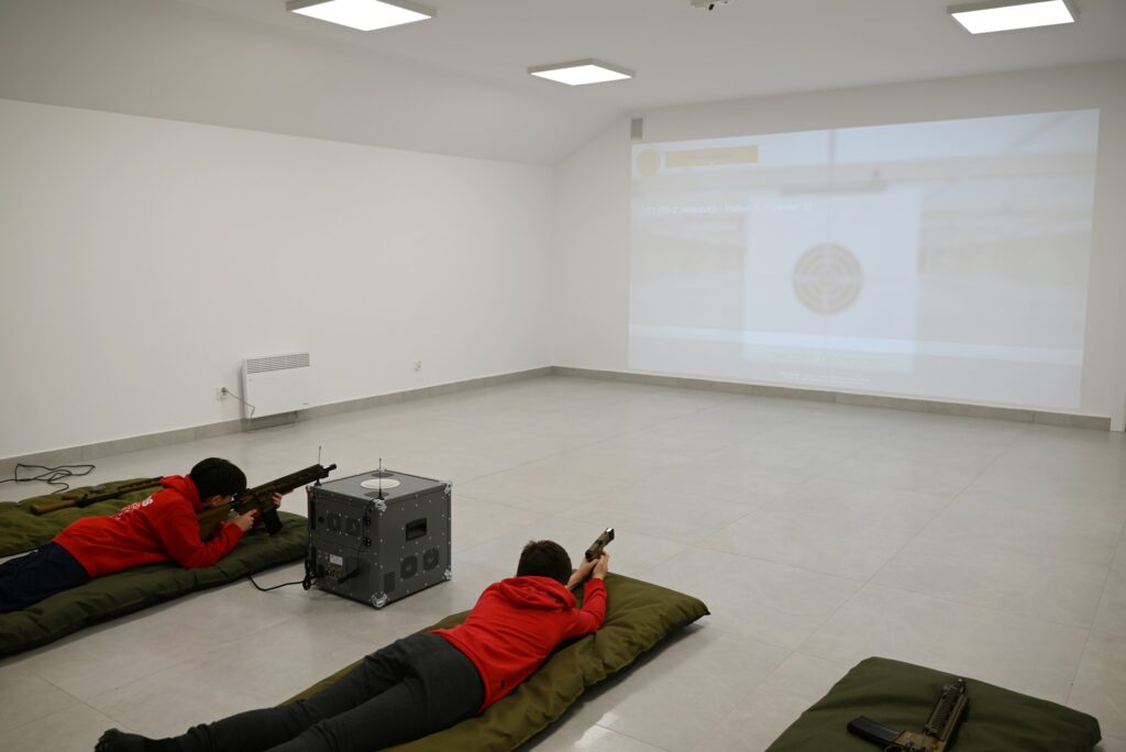 Wirtualna strzelnica w Wiejskim Domu Kultury w Tryńczy | POJEDYNEK | system szkolno-treningowy pojedynek