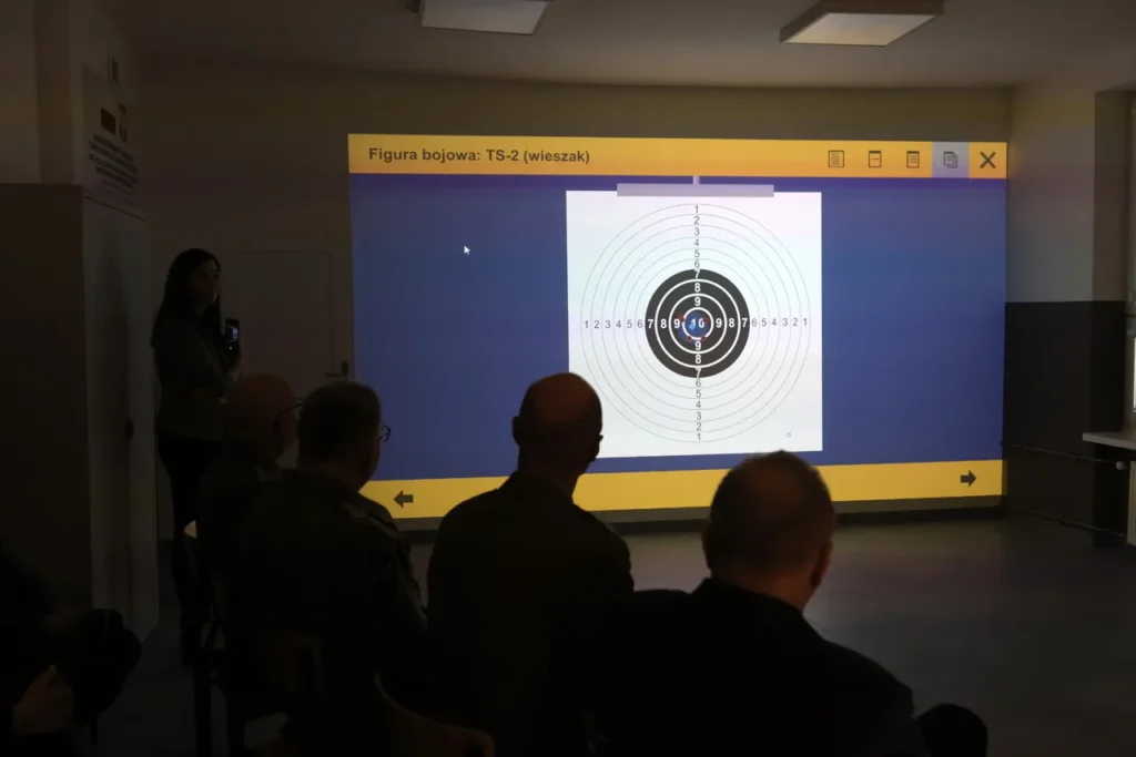 Wirtualna strzelnica w Zespole Szkół Inżynierii Środowiska w Toruniu. System szkolno-treningowy POJEDYNEK od Autocomp Management.