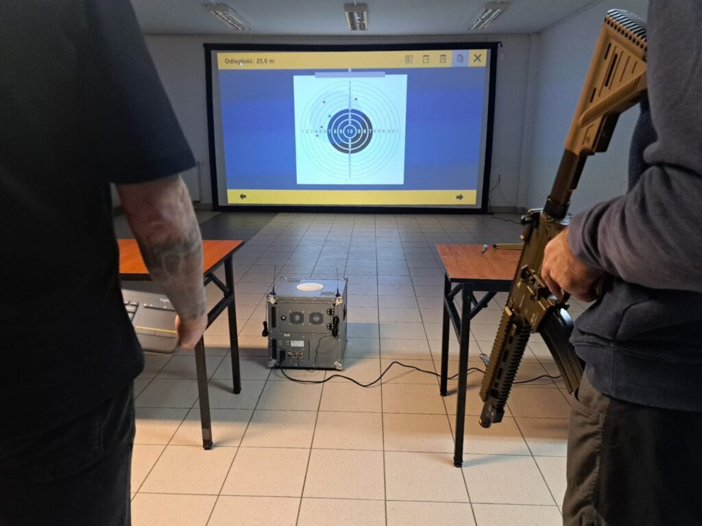 Wirtualna strzelnica w Hali Widowiskowo-Sportowej w Łącku. System szkolno-treningowy POJEDYNEK.