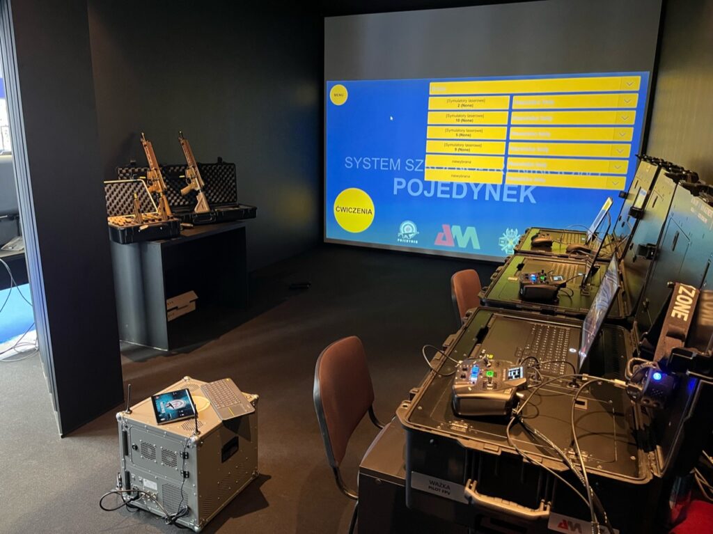 Wirtualna strzelnica POJEDYNEK na targach POLSECURE 2026. Kielce. Autocomp Management. System szkolno-treningowy POJEDYNEK