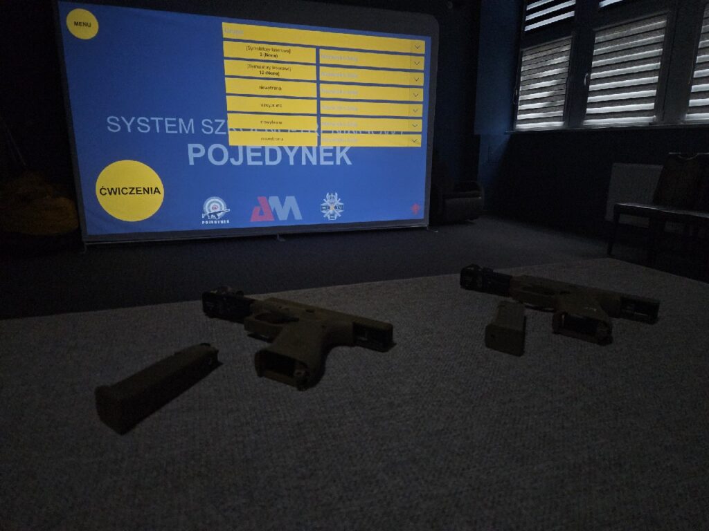 System szkolno-treningowy POJEDYNEK. Wirtualna strzelnica POJEDYNEK. AUTOCOMP MANAGEMENT. Szkolenie dla dyrektorów jednostek oświatowych województwa zachodniopomorskiego w Łukęcinie.